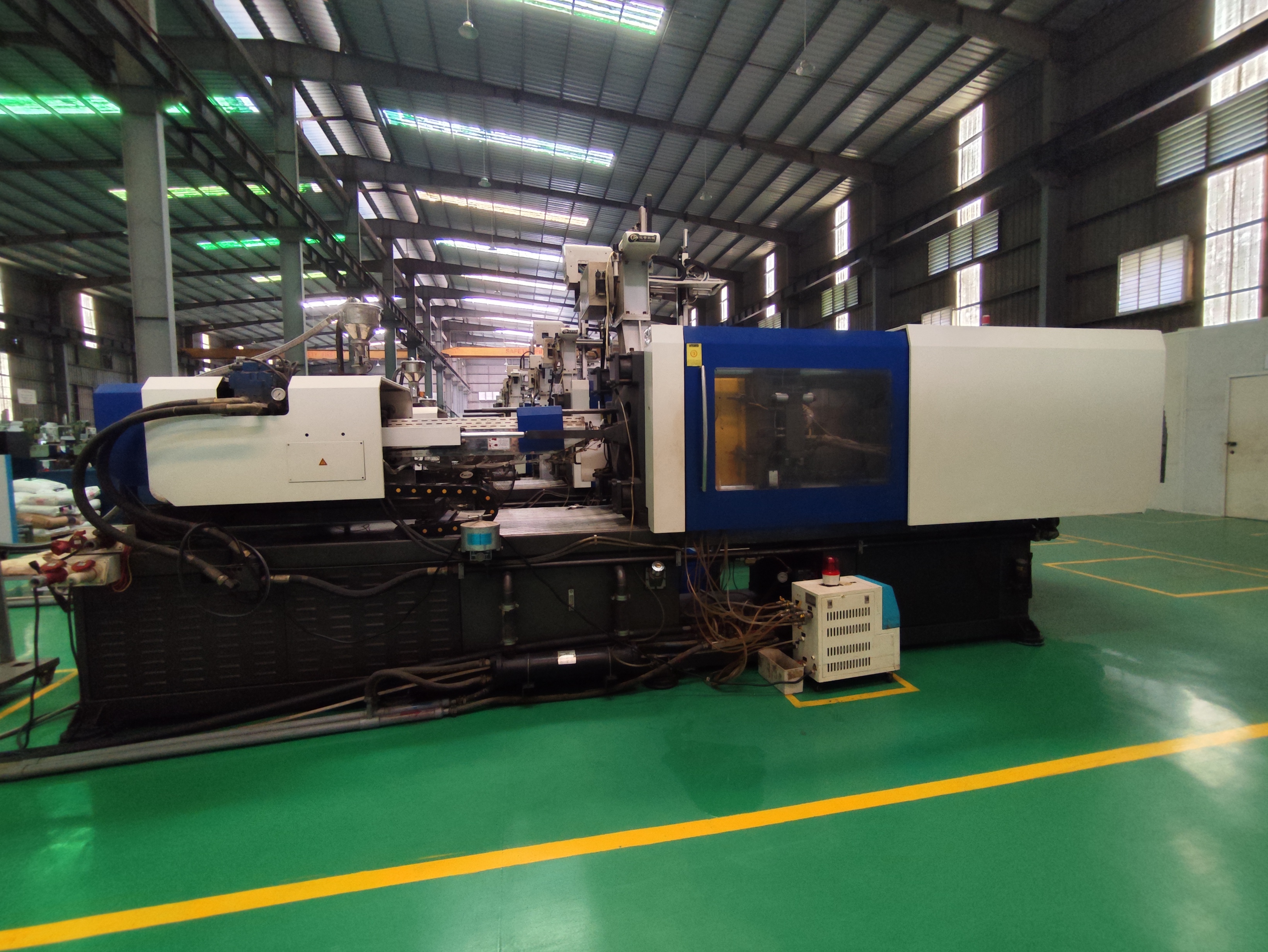 Plastic injection molding machine (6).jpg